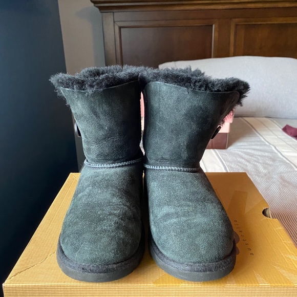 Black Bailey button Ugg’s (size 6) - Picture 3 of 5